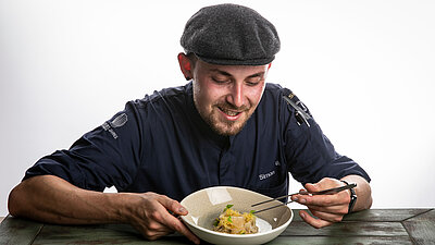 Simon Bantle, Sous Chef im „epoca by Tristan Brandt“. Foto: Melanie Bauer Photodesign